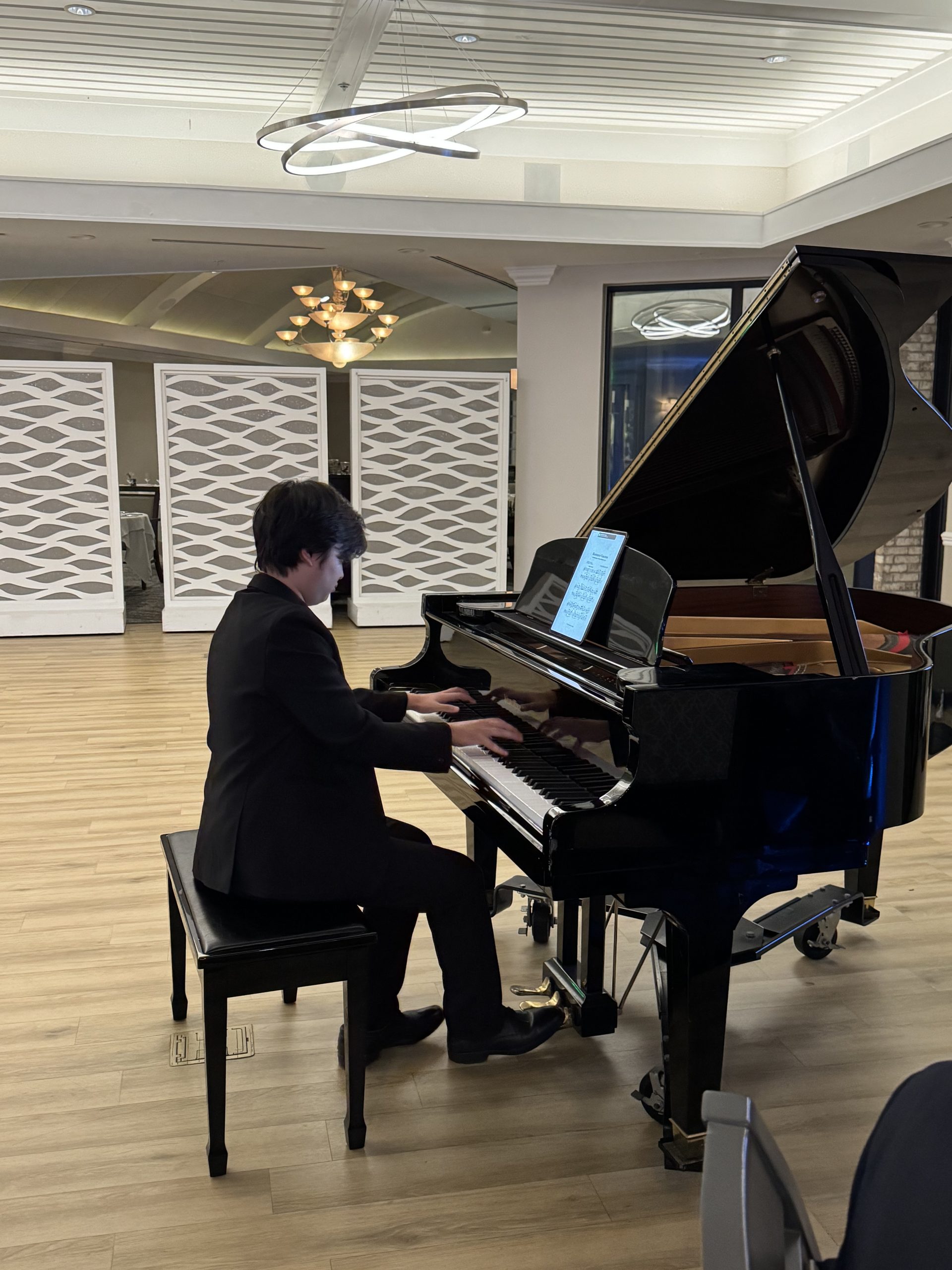 Award-winning-Vietnamese-pianist-Quang-Vo-wows-guests-scaled
