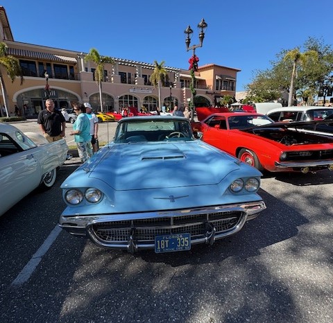 Classic-American-cars-at-the-car-show