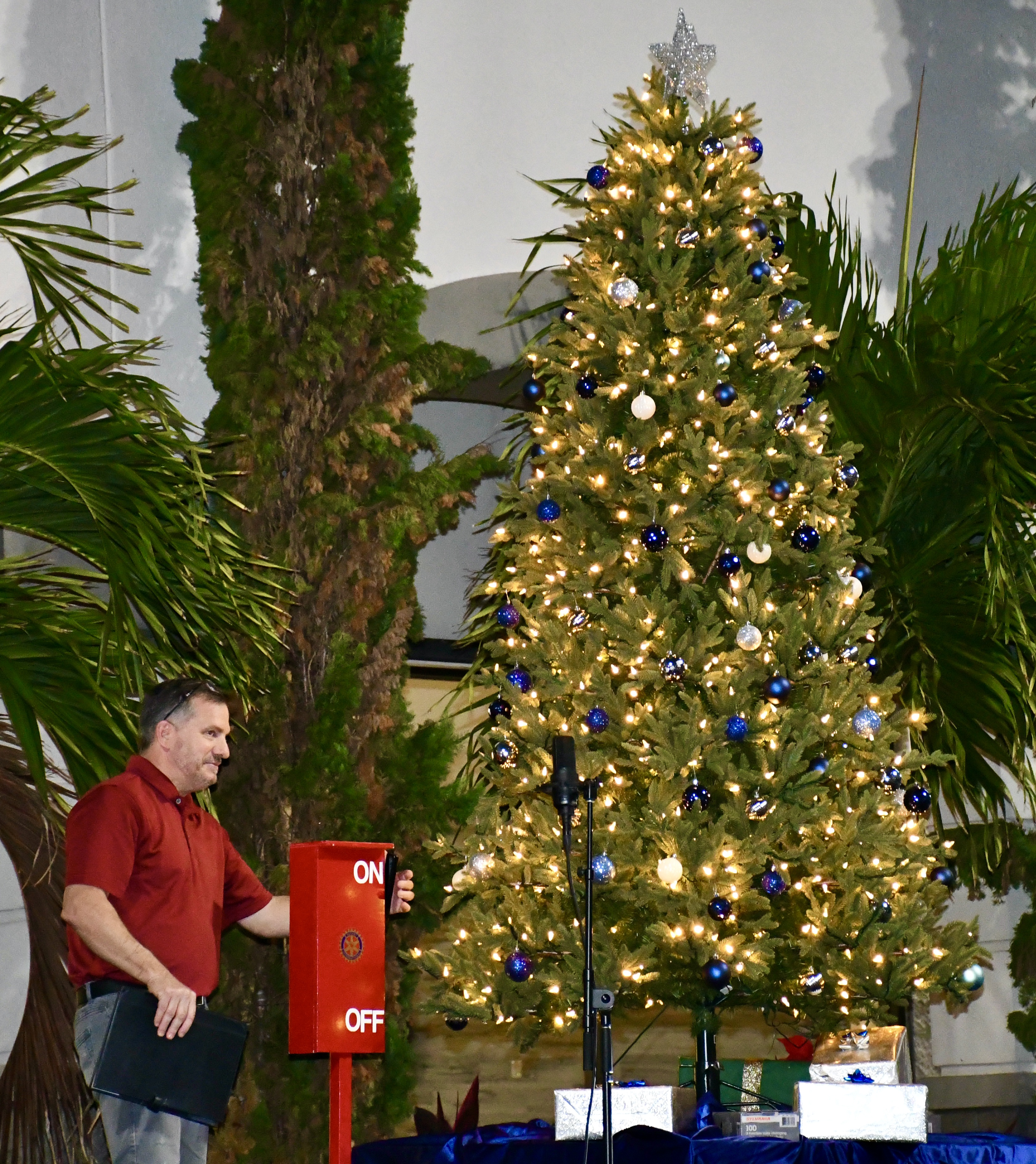 Lighting-the-community-tree