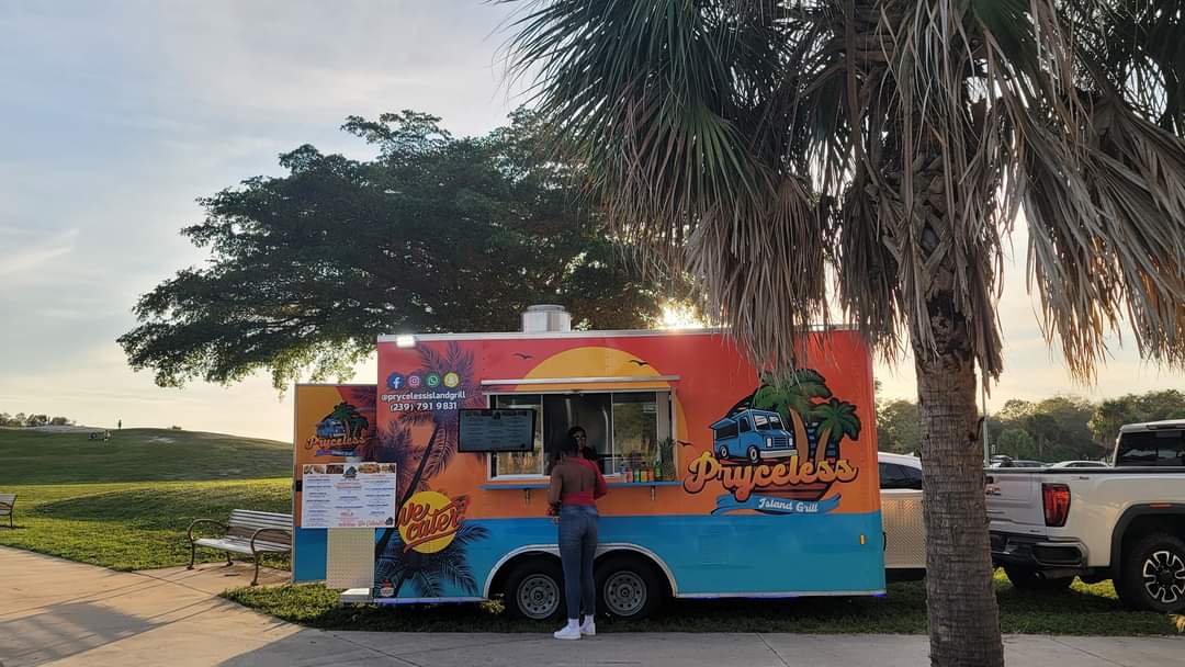 1_Delicious-food-truck-at-Light-Up-Estero