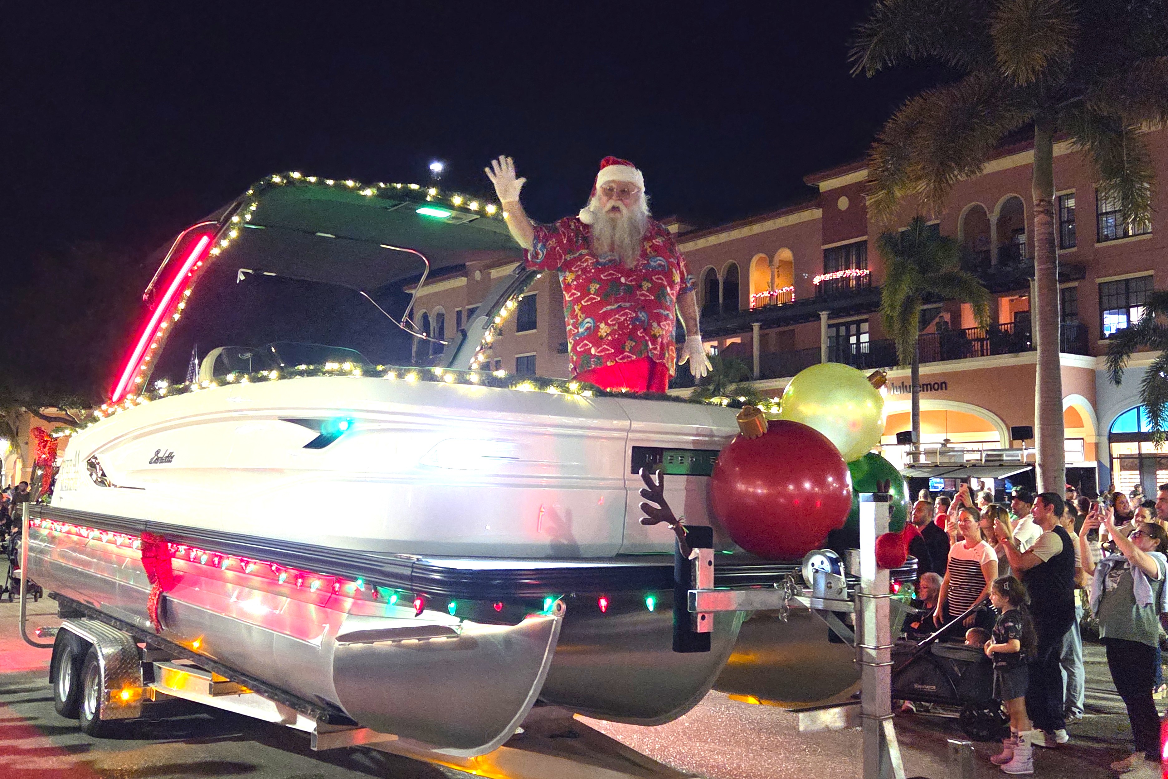 Santa-arrives-by-boat