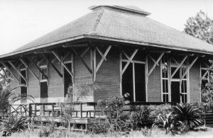Exterior of the Koreshan Art Hall in 1910