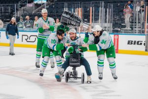Carson Gicewicz, Oliver Chau, Logan Lambdin, and Jesse Landsell celebrate the Everbaldes fifth Kelly Cup Win